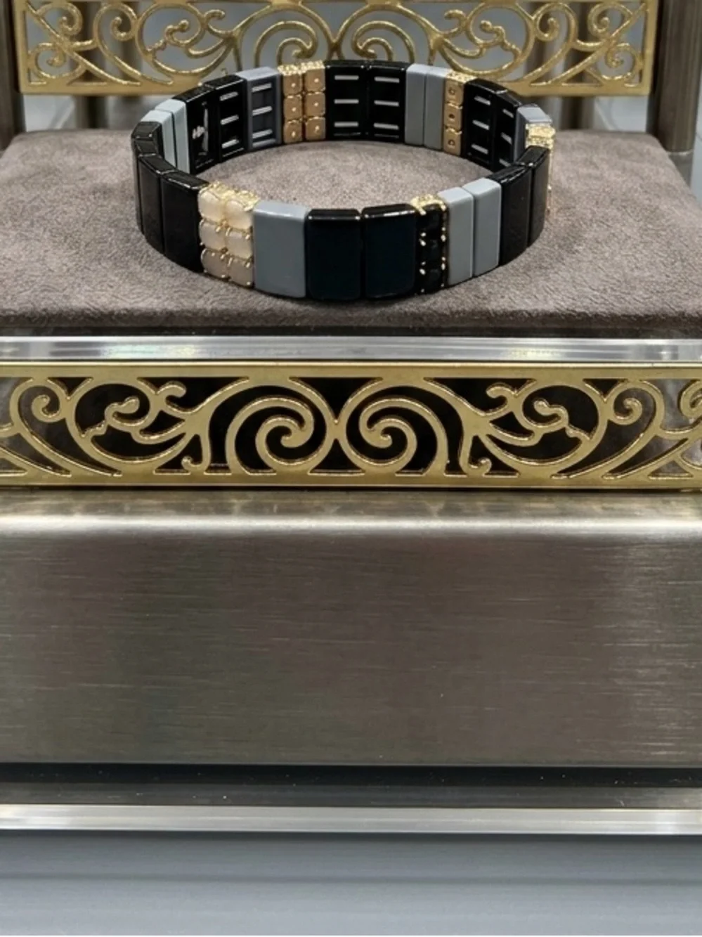 🌸 Modern Black and Gray Tila Bead Stretch Bracelet 🌸 - Picture 1 of 5